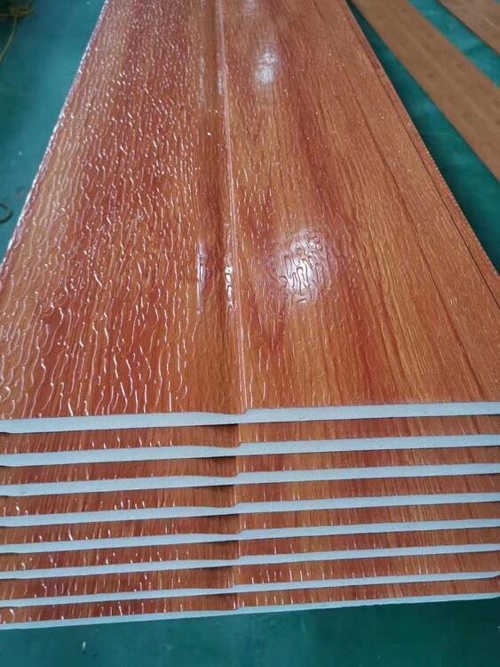 Изоляционная панель с текстурой дерева, настраиваемая для прочных металлических сэндвич-конструкций