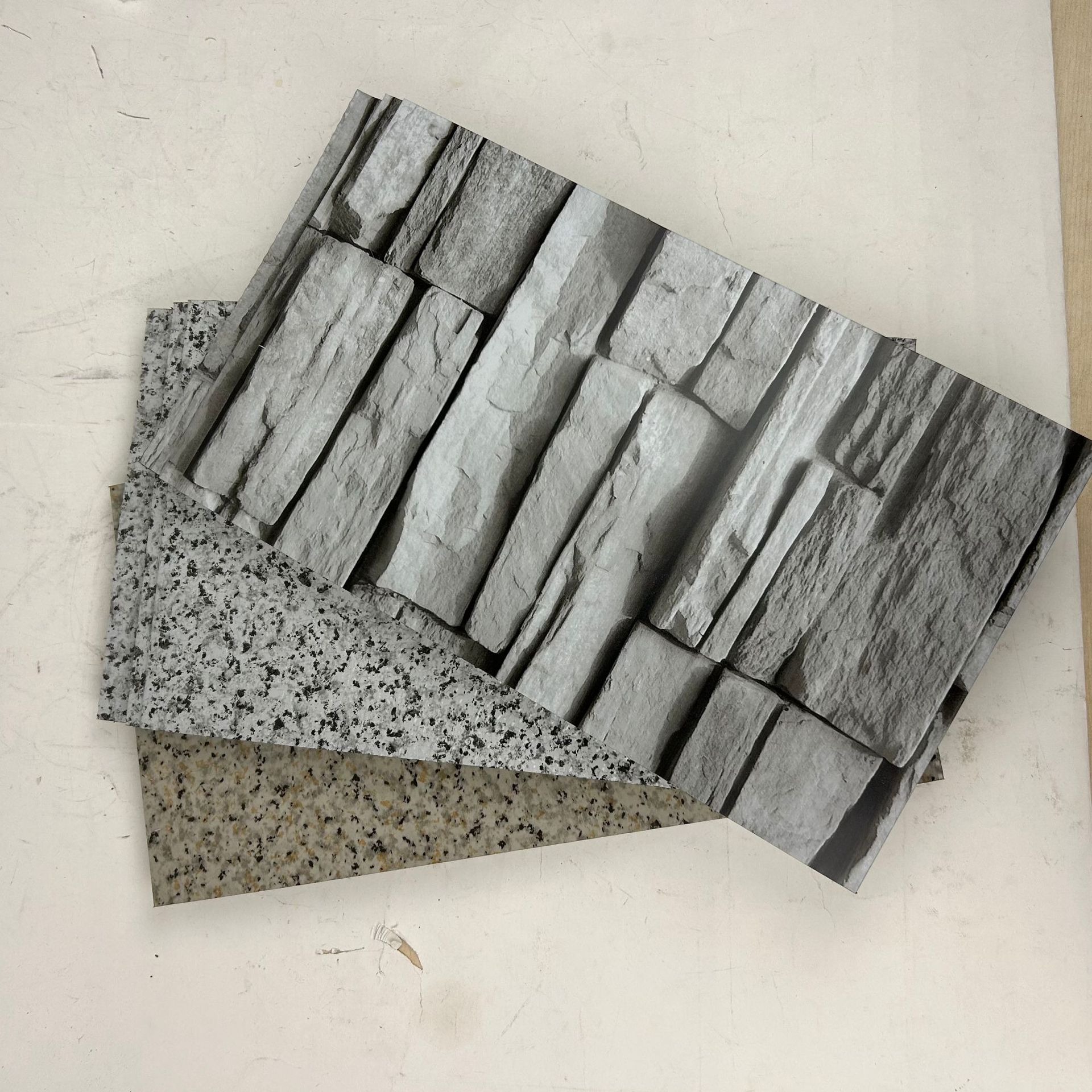 Композитная доска с текстурой реек для стильных и функциональных домашних помещений. Доска со стальной конструкцией.