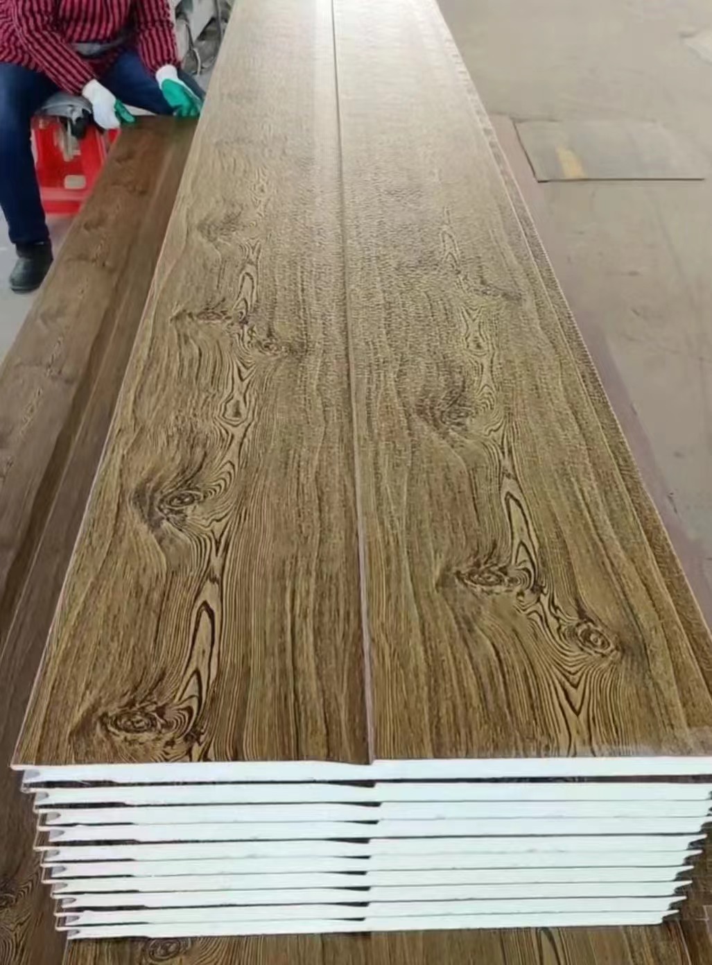 Изоляционная панель с текстурой дерева, настраиваемая для прочных металлических сэндвич-конструкций