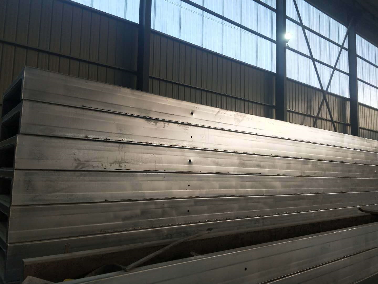 Сборный несущий стальной каркас; Бетонная плита пола