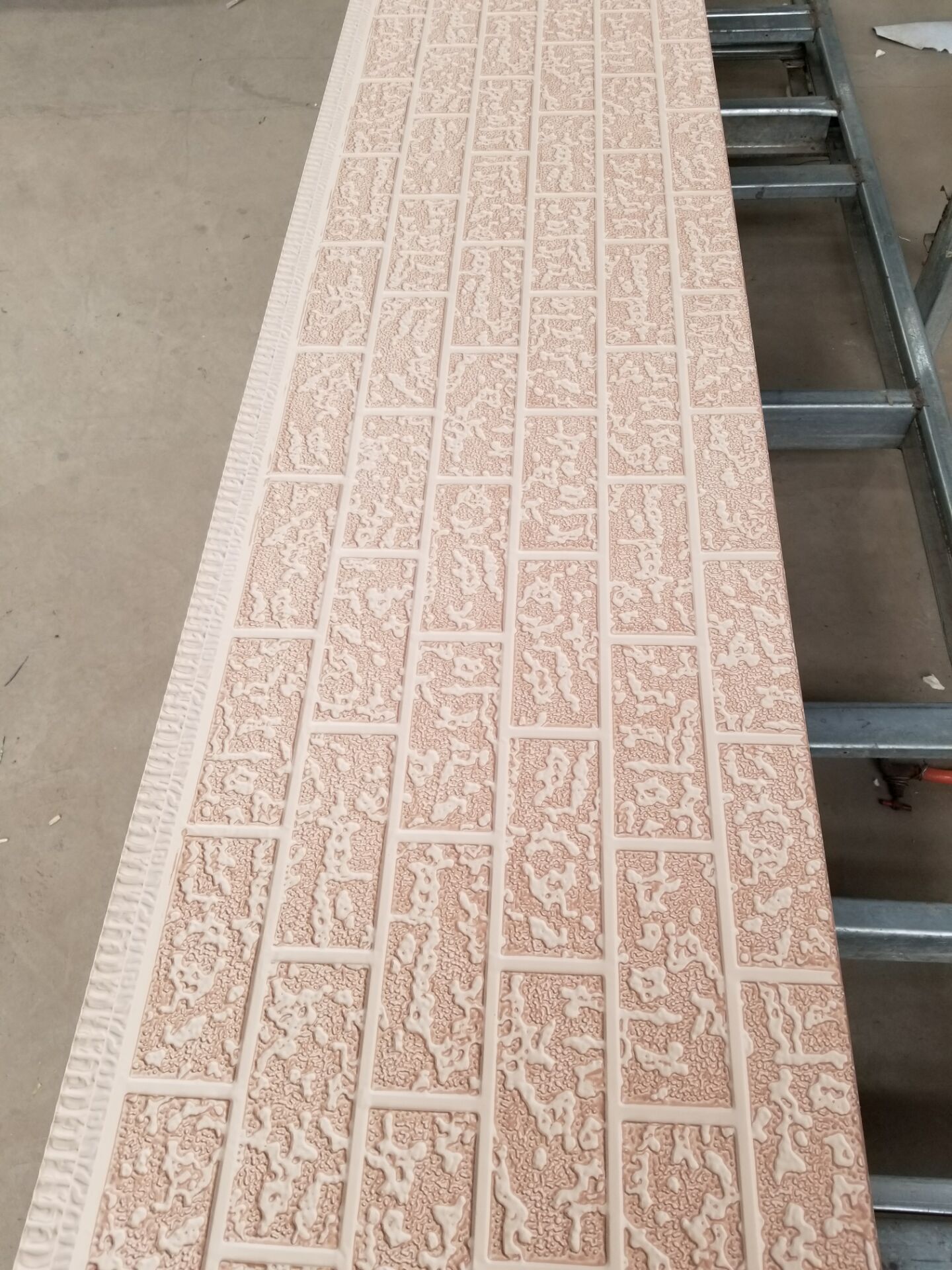 Кирпичная текстура. Металлическая резная панель. Внешний сайдинг.