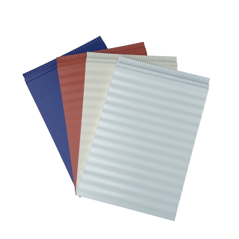 Стеновая панель сэндвич-решений с гофрированной текстурой и панелью технической поддержки для благоустройства дома