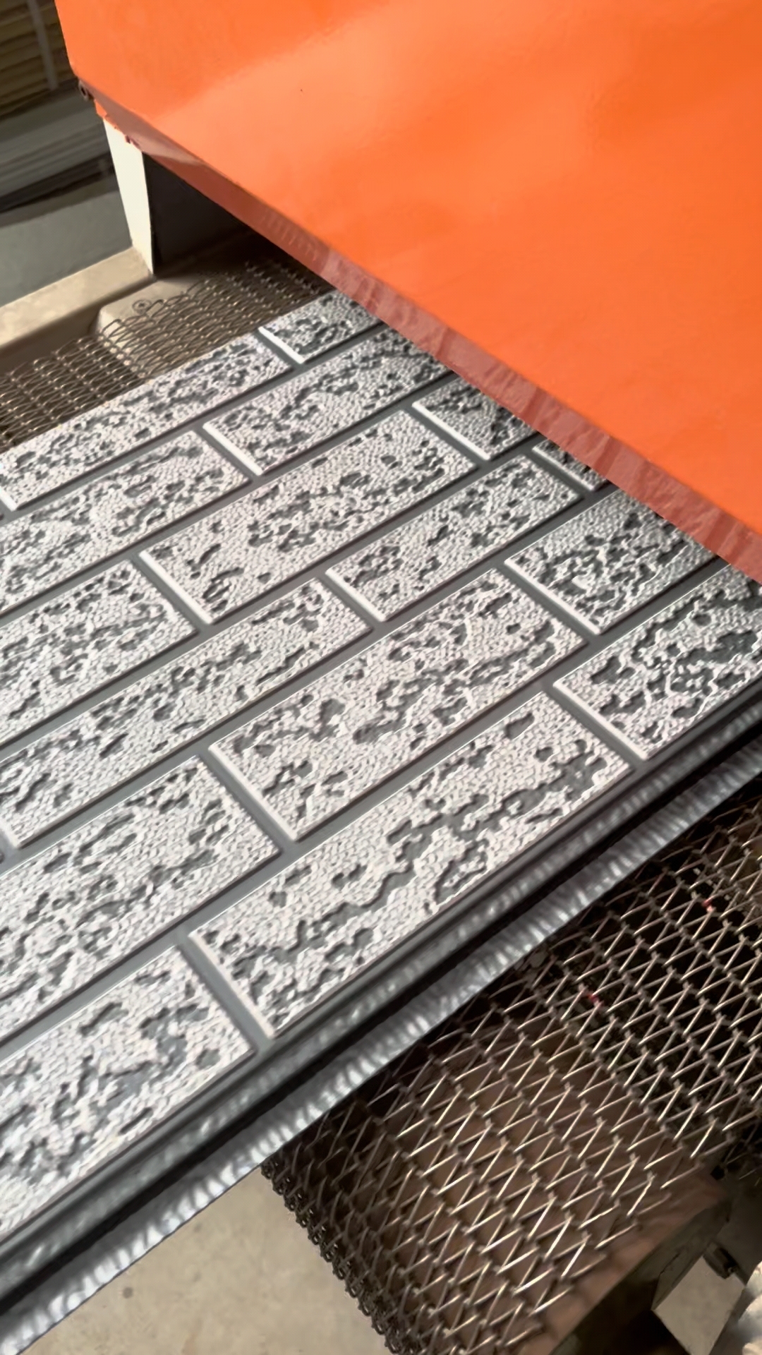 Металлическая резная доска с кирпичной текстурой для изоляционной доски для офисных и складских помещений