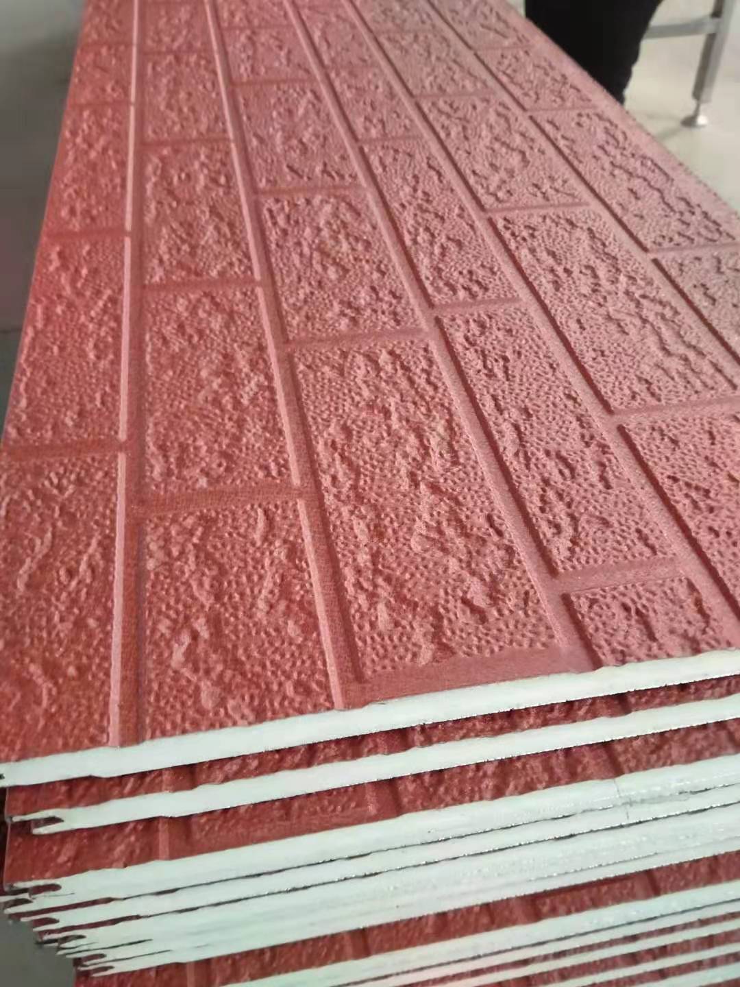 Мягкая текстура покрытия. Гладкая металлическая композитная панель для эффективного наружного сайдинга. Сэндвич-панель.